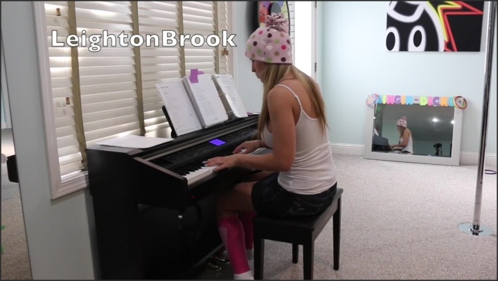 leightonbrook piano playin - LeightonBrook - MIX - LeightonBrook, Amateur.